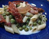 Foto del passaggio 2 della ricetta Mezze penne rigate ai pisellini