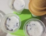 A picture of step 3 of Oreo ice cream without crystal.