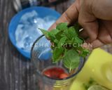 Foto langkah ke 3 dari resep Strawberry Mojito.