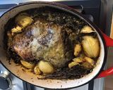Une image de l'étape 14 de Gigot d'agneau de 8 heures confit d'ail oignon et carottes aux aromates.