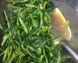 Foto langkah ke 2 dari resep Tumis kangkung berkuah.