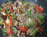 Foto del paso 4 de la receta: Fideos de arroz salteados con ternera y setas