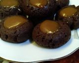 صورة لخطوة 5 من وصفة بسكويت الشوكولاتة بحشوة صوص الكراميل 😋♥️