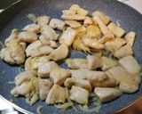 Foto del passaggio 3 della ricetta Pollo alle mandorle con salsa di soia e funghi
