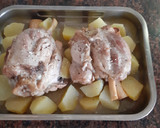 Foto del paso 4 de la receta: Codillo asado, con papas y cebolla