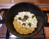 Foto del paso 2 de la receta: Sopa de cebolla y huevo