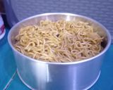 Foto langkah ke 2 dari resep Chicken Noodle Cake.