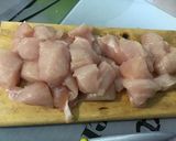 Une image de l'étape 1 de Poulet aux champignons, coriandre et crème de masala.
