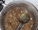A picture of step 2 of Stir-fried macaroni.
