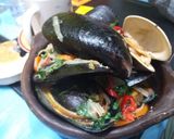 Foto del paso 3 de la receta: Estofado de mariscos con papas fritas y salsa verde