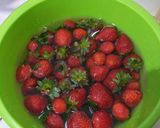 Foto langkah ke 1 dari resep Strawberry ice cream.