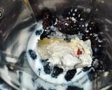 A picture of step 2 of Mulberry milk shake -fresh and healthy breakfast drink.