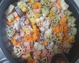 Foto del paso 4 de la receta: Pasta con tomatitos, pollo y aguacate