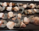 Foto del paso 3 de la receta: Brochetas de rape, vieiras y langostinos
