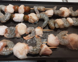 Foto del paso 3 de la receta: Brochetas de rape, vieiras y langostinos