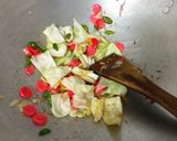 Foto langkah ke 2 dari resep Nasi goreng sosis bumbu racik.