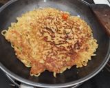 Foto langkah ke 5 dari resep Omlet Mie Super Mudah.
