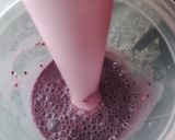 Foto del paso 3 de la receta: Smoothie de Plátano y Frutos Rojos🍌