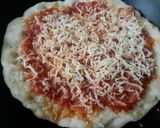 Foto langkah ke 8 dari resep Pizza teflon saus tomat yummii.