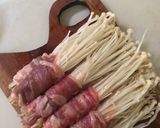 Foto langkah ke 2 dari resep Enoki Beef Roll.