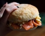 Foto del paso 4 de la receta: Montado de salmón y queso con huevo revuelto