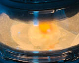 Foto del paso 2 de la receta: Huevo nube con pecorino en freidora de aire 🍳 🧀 🌤️