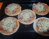 Foto langkah ke 3 dari resep Pizza mini roti tawar.