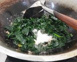 Foto langkah ke 3 dari resep Oseng Daun Pepaya Jepang Kaldu Udang.