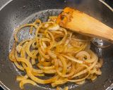 Foto del paso 4 de la receta: Udon cremosos de cerdo, cebolla y calabacín