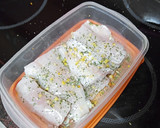 Foto del paso 1 de la receta: Merluza aromatizada de cítricos con ensalada y papas cocidas