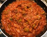 Foto del paso 3 de la receta: Salsa tomate aceituna atún con fettuccine