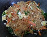 Foto langkah ke 5 dari resep Bihun goreng simpel.