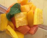 A picture of step 1 of Mango, papaya and carrot smoothie.