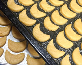 Foto langkah ke 5 dari resep Cheesy Snow White Cookies (Putri Salju Almond Keju).