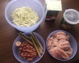 Foto langkah ke 1 dari resep Kohlarabigrüncurrysuppe mit Hänchenfleisch Keto.