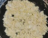 A picture of step 2 of Scramble egg sauce.