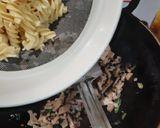 A picture of step 2 of White sauce pasta with chicken salami.