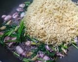 Hình bước làm 3 của món Mì xào hải sản