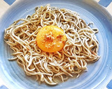 Foto del paso 5 de la receta: Gulas flambeadas con huevos poché y foie grass de pato