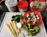 รูปขั้นตอนการทำที่ 1 ของ ผัดพริกแกงใต้ลูกชิ้นหมู (คีโต)