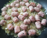 Foto del paso 5 de la receta: Longanizas encebolladas al vino blanco