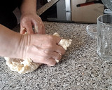 Foto del paso 7 de la receta: Coca salada con escalivada, huevo duro, atún... (con lo que prefieras)