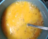 Foto langkah ke 2 dari resep Telur Dadar Oregano Less Oil.