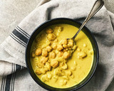 Foto del paso 2 de la receta: Sopa de garbanzos con curry y leche de almendras vegana