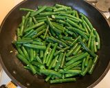 A picture of step 3 of Pan-Steam-Fried Green Beans.