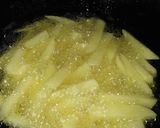 Foto del paso 2 de la receta: Papas fritas con salsa de cheddar, panceta y cebolla de verdeo