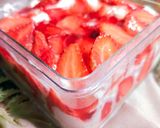 Foto langkah ke 4 dari resep Dessert Box Strawberry Cream and Regal, Box Ultah Sederhana.