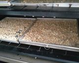Foto langkah ke 3 dari resep Kacang Bawang Oven (renyah dan tidak berminyak).
