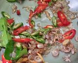 Foto langkah ke 2 dari resep Ikan asin masak asam.