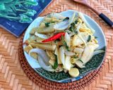 Hình bước làm 6 của món Măng Xào Hành Tây Rau Răm Chay